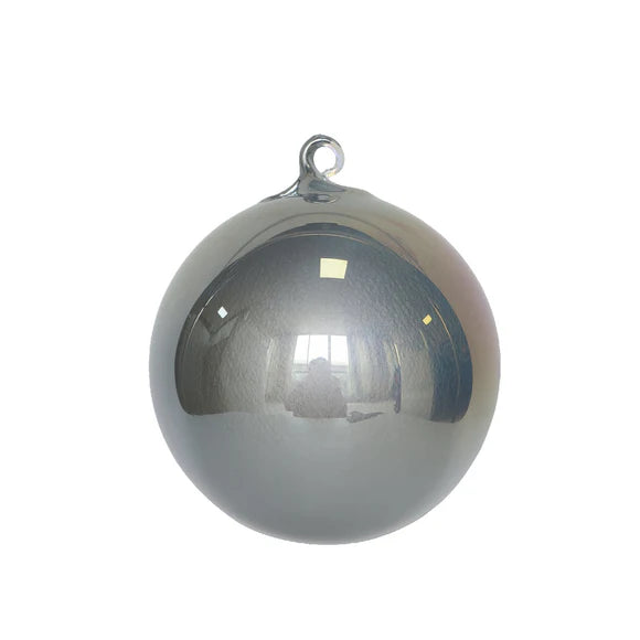 Silver pearlescent glass ornament with a luminous finish.
